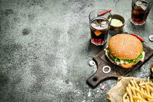 burger från färsk nötkött med cola och pommes frites. foto