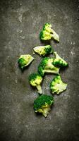 färsk broccoli på sten tabell. foto