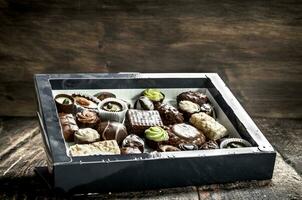 choklad godis i en låda. foto