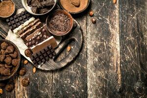 choklad barer med tryffel och kakao pulver. foto