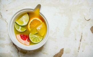 de juice från citrus- frukt - grapefrukt, orange, mandarin, citron, kalk i en kopp. foto