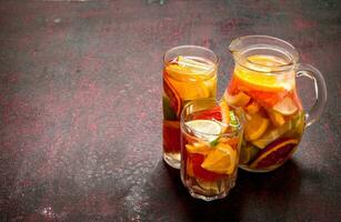 färsk juice från citrus- frukter. foto