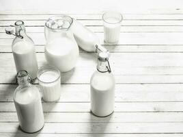 färsk mjölk i flaskor . foto