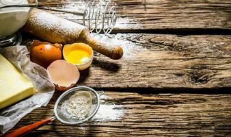 förberedelse av de deg. Ingredienser för de deg - ägg, mjöl, Smör med en rullande stift . foto