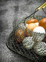 kyckling ägg i en maska väska. foto