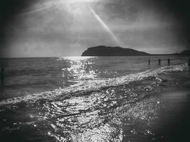 Foto av en strand i Kalkon i alanya på en skön sommar dag stiliserade som ett gammal fotografi skön Foto av en strand i Kalkon i alanya på en skön sommar dag stiliserade som ett gammal fotografera