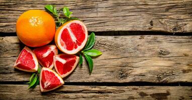 färsk skära grapefrukt med löv. på trä- tabell. foto