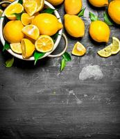 färsk citroner i en skål. foto