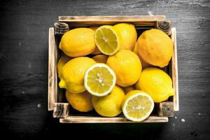 färsk citroner i en trä- låda. foto