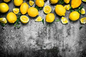 färsk citroner med löv. foto