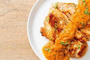 grillad kycklingstek med röd currysås - muslimsk matstil foto