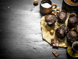 choklad muffins med doftande kaffe. foto
