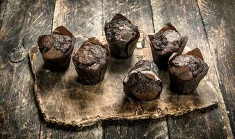 choklad muffins på de styrelse. foto