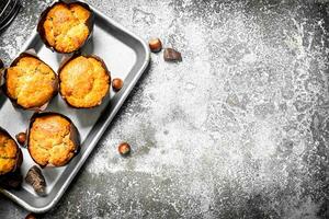 muffins med honung och nötter. foto