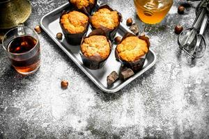 honung muffins med doftande te. foto