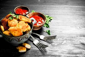 kyckling nuggets med tomat sås och greener. foto