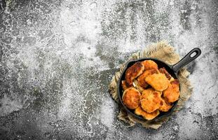 kyckling nuggets i en fräsning panorera. foto