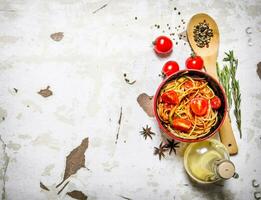 spaghetti med tomat klistra, oliv olja och kryddor. foto