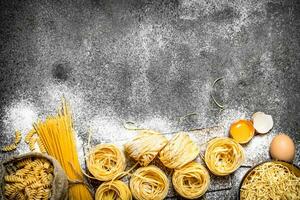 pasta bakgrund. matlagning annorlunda typer av pasta. foto