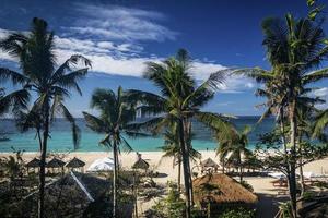 berömd puka strandutsikt på det tropiska paradiset Boracay Island i Filippinerna foto