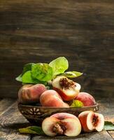 färsk persikor i en skål. foto