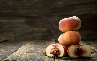 färsk persikor med löv. foto