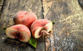 färsk persikor med löv. foto