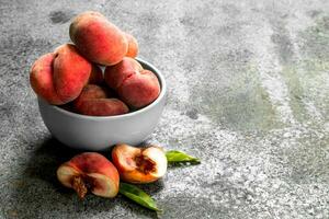 färsk persikor i en skål . foto
