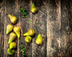 färsk päron med löv. foto