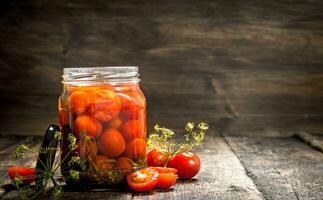 inlagd tomater med örter och kryddor i burk. foto