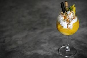 ekologisk mango och passionsfrukt tropisk glassglass i vinglas foto