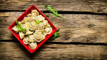 ångad hemlagad ravioli med örter i en kopp. foto