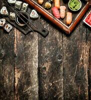 japansk mat. färsk sushi och rullar med soja sås. på de gammal trä- bakgrund. foto