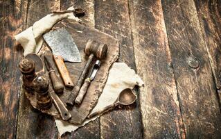 tjänande bakgrund. gammal kök verktyg skärande styrelse. foto