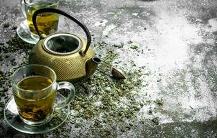 grön te med en tekanna. foto