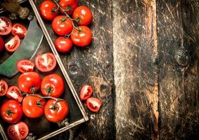 färsk tomater med en kniv i de gammal bricka. foto