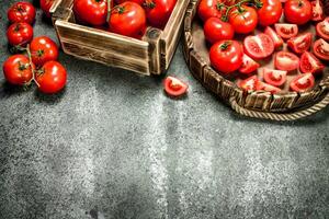 färsk tomater på de bricka. foto