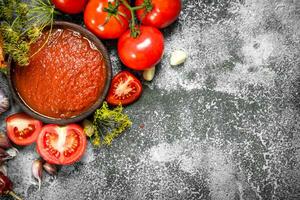 tomat sås med kryddor och örter. foto