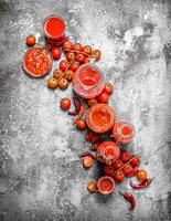 färsk tomater, tomat juice och sås. foto