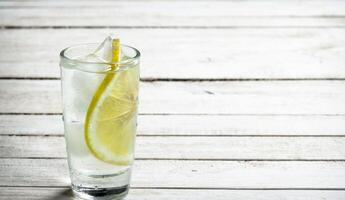 vodka skott med citron- och is. foto