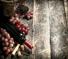 vin bakgrund. röd vin med glasögon med vindruvor. foto