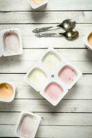 frukt yoghurt med skedar. foto