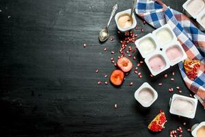 yoghurt med färsk frukt. foto