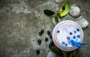 blåbär smoothie med is. på sten bakgrund. foto