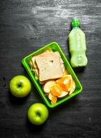 morgon- picknick. smörgåsar milkshake och frukt. foto