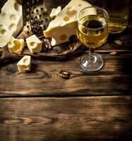 vit vin med ost och nötter. foto