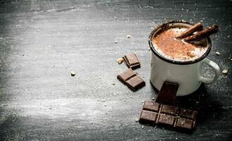 aromatisk kakao dryck med kanel och choklad. foto