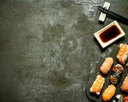 sushi med soja sås. foto