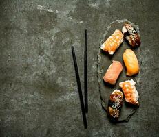 japansk sushi med lax, räka och ål. foto