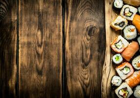 sushi och rullar på de styrelse. foto